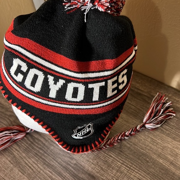 NHL NWT Youth Tasseled Pompom Beanie Black/Red OSFM - Picture 2 of 3